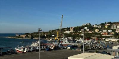 İtalya'nın Arnavutluk'ta kurduğu merkeze 16 düzensiz göçmeni taşıyan ilk gemi ulaştı