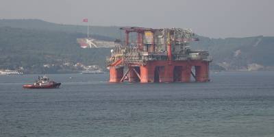 Çanakkale Boğazı dev petrol platformunun geçişi için tek yönlü gemi trafiğine kapatıldı