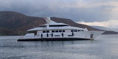 Kayalığa çarpan motor yat hasar aldı