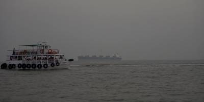 Hindistan'da donanmaya ait tekne ile feribotun çatışması sonucu 13 kişi öldü