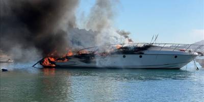 Marmaris'te motoryatta çıkan yangına müdahale ediliyor