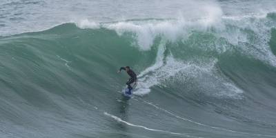Yarışma öncesinde sporcular Nazare Kuzey Sahili'nde sörf yaptı