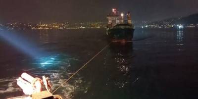 İstanbul Boğazı'nda arızalanan konteyner gemisi kurtarıldı