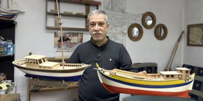 Emekliliğinde öğrendiği ahşap işlerini maket tekne yapımıyla sürdürüyor