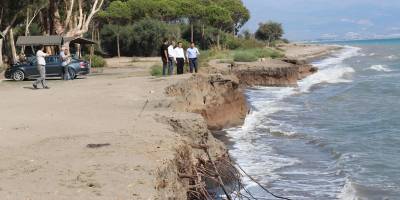 Finike'de kıyı erozyonunu önlemek için başlatılan çalışma sürüyor
