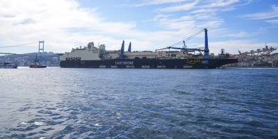 Derin denizde boru indirme gemisi "Castorone" İstanbul Boğazı'ndan geçti