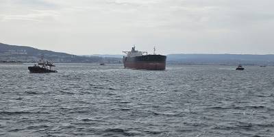 Tersaneye götürülen 274 metrelik tanker Çanakkale Boğazı'ndan geçti