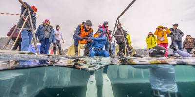 Şahika Ercümen "iklim krizi" için Baykal Gölü'ne buz altı dalış yaptı