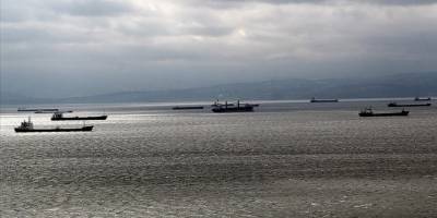 Fırtına uyarısı üzerine yük gemileri Sinop doğal limanına demirledi