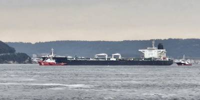 Makine arızası yapan gemi Bozcaada açıklarında bekletiliyor