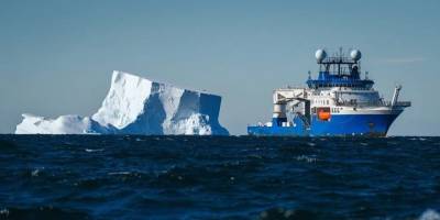 Buz dağı kırıldı okyanus şeridi ortaya çıktı