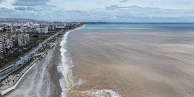 Antalya'da sağanak sonrası denizin rengi değişti
