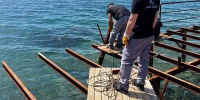 Deniz kenarına yapılan sitenin kaçak iskelesi yıkıldı