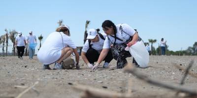 Üniversite öğrencileri caretta carettaların yuvalama alanında temizlik yaptı