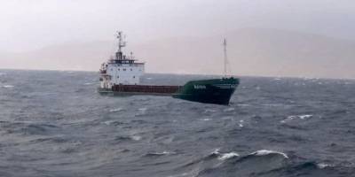 Makina arızası yapan gemi demirletildi