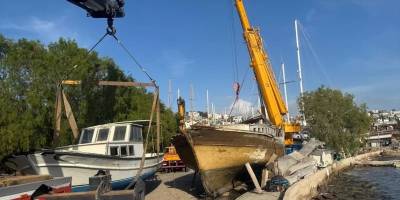 Bodrum'da denizde yarı batık haldeki tekne vinç yardımıyla kurtarıldı