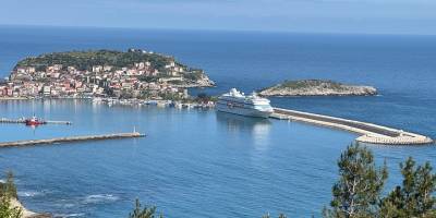 Rusya'dan gelen kruvaziyer Amasra Limanı'na demirledi