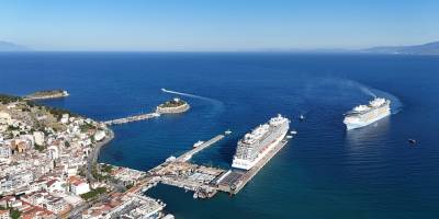 Kuşadası'na 3 kruvaziyerle 8 bin 560 turist geldi