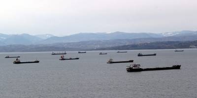 Gemiler, fırtına nedeniyle Sinop'un doğal limanına demirledi