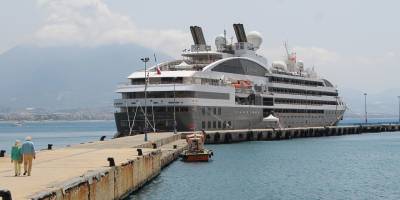 "L'austral" Alanya Limanı'na demirledi