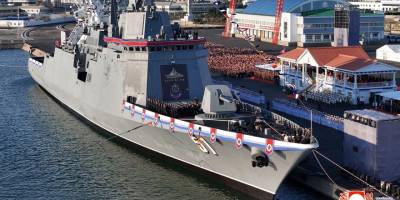 Kuzey Kore'de savaş gemisi suya indirilirken kızağından düştü