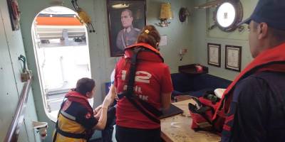 Karadeniz'de rahatsızlanan gemi personeli hastaneye ulaştırıldı