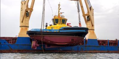 SANMAR’ın SAAM Towage için inşa ettiği tam elektrikli yeni römorkör yola çıktı