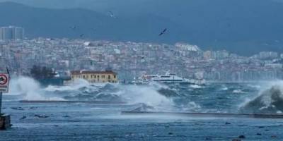 İzmir'de vapur seferleri iptal edildi