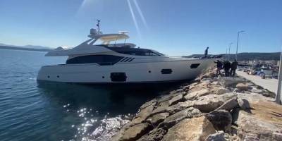 Lüks yat mendireğe çarptı