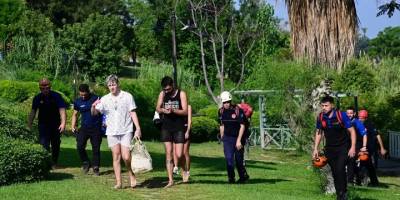 Antalya'da falezlerde mahsur kalan 3 turist kurtarıldı