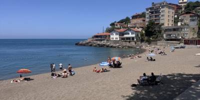 Zonguldak ve Düzce'de sıcaktan bunalanlar sahil ve mesire alanlarında serinledi