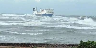 10 yıldır Körfezde bekletilen gemi, fırtınada karaya sürüklendi