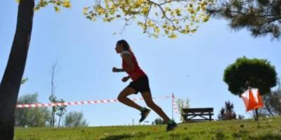 Akdeniz'in mavi sularında kürek sörfü yapmayı öğreniyorlar