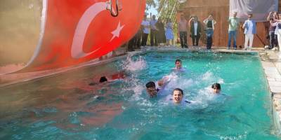 Samsun'da denizcilik lisesi öğrencileri mezuniyeti havuza atlayarak kutladı