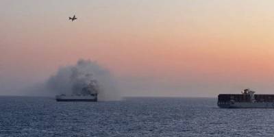 Pasifik'te alev alan araç yüklü gemi battı