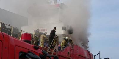 Bakımda olan yük gemisinde çıkan yangın söndürüldü