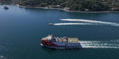 Oruç Reis Sismik Araştırma Gemisi, İstanbul Boğazı'ndan geçiyor