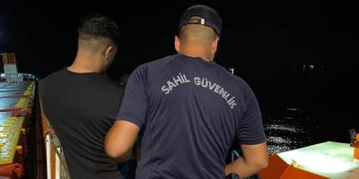 Gemide kaçak olarak bulunan 3 kişi Çanakkale Boğazı'nda yakalandı