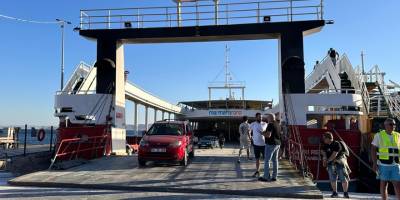 Makine dairesinde yangın çıkan feribot iskeleye yanaştırıldı