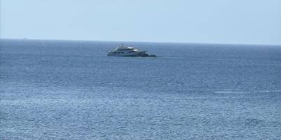 Bodrum açıklarında motoryat kayalıklara çarptı