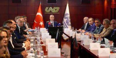 Ticaret Bakanı Bolat, Uluslararası Nakliyeciler Derneği'ni ziyaret etti