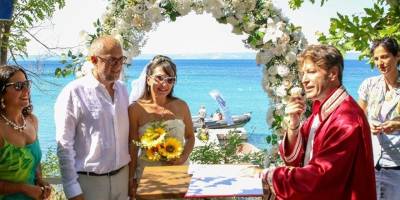 Deniz tutkunu çift, su altında evlendi