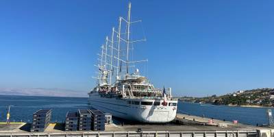 En büyük yelkenli yolcu gemilerinden "Club Med 2" Çeşme Limanı'na demirledi