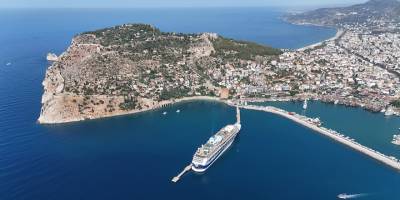 Kruvaziyer "Marella Discovery 2" Alanya Limanı'na demirledi