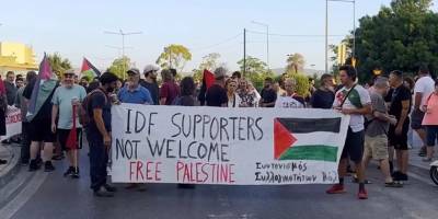 Pire Limanı'nda İsraillileri taşıyan gemi protesto edildi