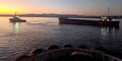 Çanakkale Boğazı'nda makine arızası yapan gemi kurtarıldı