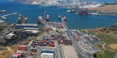 Ege Gübre liman kapasite artış projesinde vinçleri teslim aldı