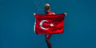 Şahika Ercümen Türk bayrağıyla dalış yaptı