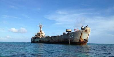 Filipinler, karaya oturan gemisine malzeme ve personel taşıdı