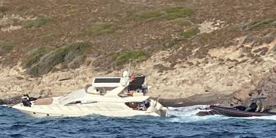 Bodrum'da kayalıklara çarpan motoryattaki 2 kişi kurtarıldı